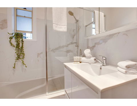 Large, Stylish And Quiet Penthouse Steps From Surf - Accommodation Search 2