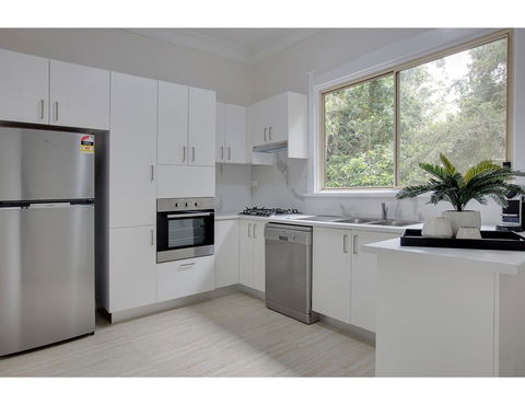 Large, Stylish And Quiet Penthouse Steps From Surf - Accommodation Search 3