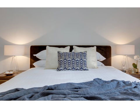 Large, Stylish And Quiet Penthouse Steps From Surf - Accommodation Search 7