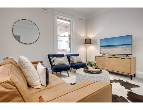 Large, Stylish And Quiet Penthouse Steps From Surf - Accommodation Search 6