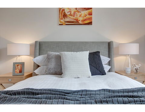 Large, Stylish And Quiet Penthouse Steps From Surf - Accommodation Search 11