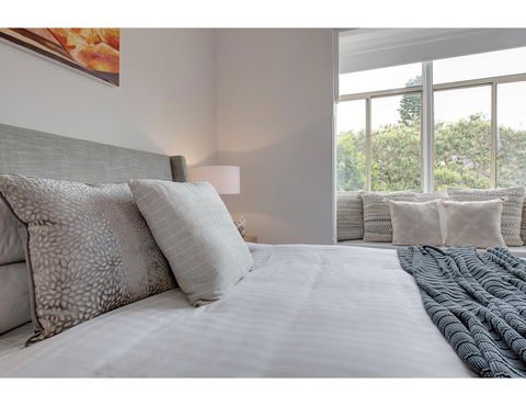 Large, Stylish And Quiet Penthouse Steps From Surf - Accommodation Search 12