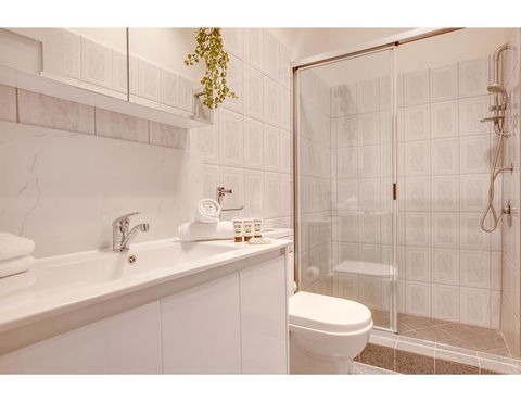 Large, Stylish And Quiet Penthouse Steps From Surf - Accommodation Search 13
