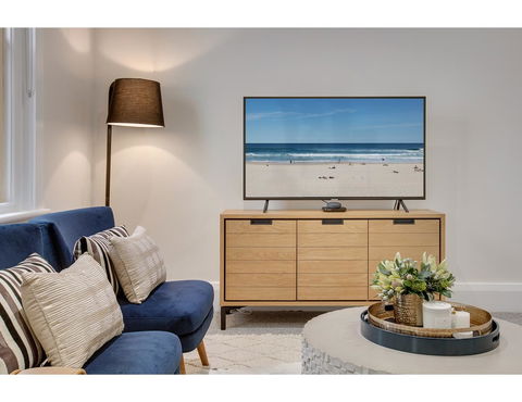 Large, Stylish And Quiet Penthouse Steps From Surf - Accommodation Search 4