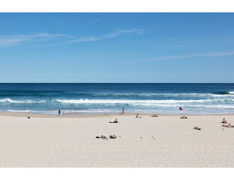 Large, Stylish And Quiet Penthouse Steps From Surf - Accommodation Search 25
