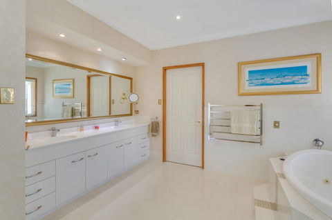 One Mile Mansion - Private Coastal Retreat FREE FAMILY ADVENTURE PASS - Accommodation Search 8