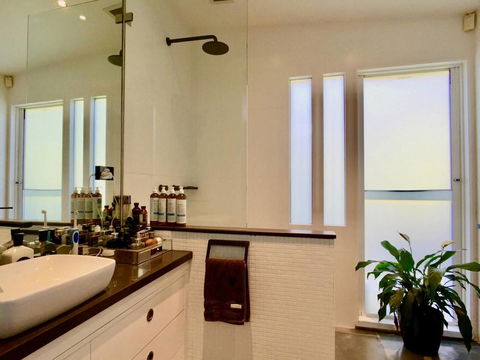 3 Storey Home Close Walk To Fox Studios SCG & City - Accommodation Search 11