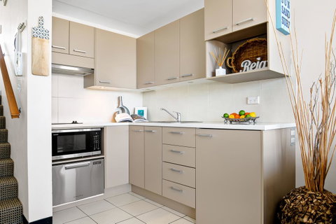 Relaxed Beachside Living - Accommodation Search 6