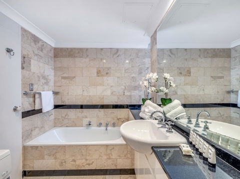 Panoramic Harbour Views And Unbeatable Comfort - Accommodation Search 4