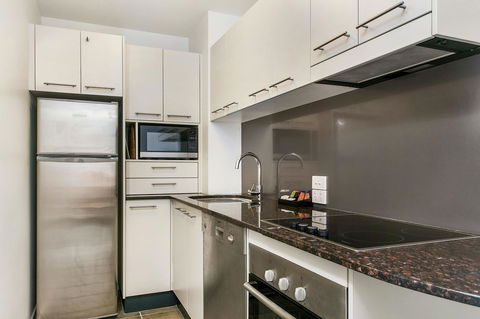 Lennox Holiday Apartments - Accommodation Search 36