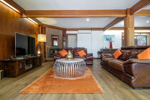 Brookfield Retreat - Large Holiday Home / Group Accommodation - Accommodation Search 2