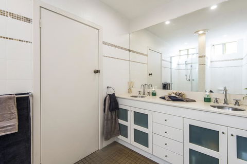 Bungan Beach House - Heated Indoor Pool - Accommodation Search 3