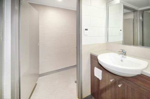 Cairns Adventure Lodge - Cook Your Own Meals In Your Private Kitchen Includes Dishwasher Washing Machine - Accommodation Search 3