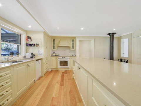 Camelot - Superbly Proportioned And Ideally Located - Accommodation Search 3