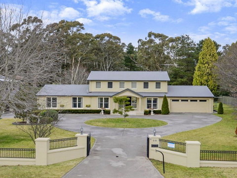Camelot - Superbly Proportioned And Ideally Located - Accommodation Search 0