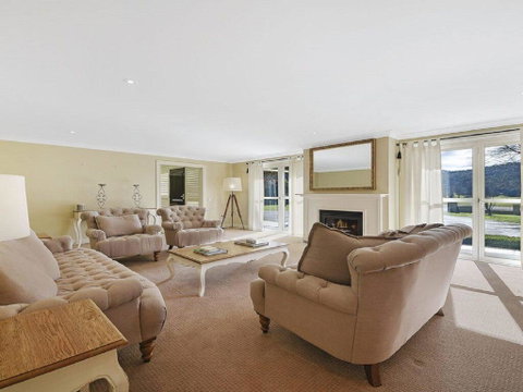 Camelot - Superbly Proportioned And Ideally Located - Accommodation Search 2