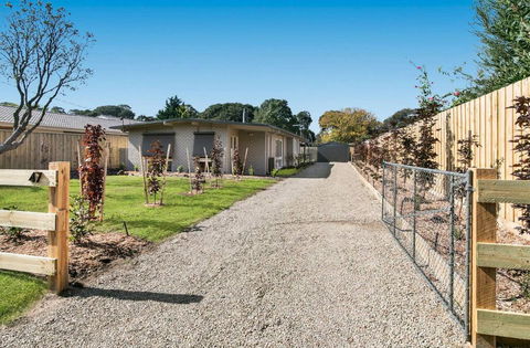 Charlie's Place: Tyrone Beach At End Of Street - Accommodation Search 0