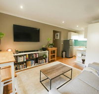 Chic Pet Friendly  500m to the Beach w/ parking - Accommodation Search
