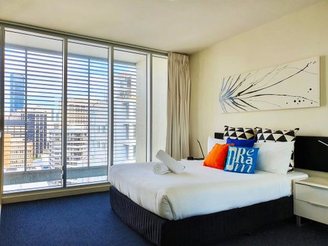 CITY PENTHOUSE , Views, Wine, Pool, Gym, Netflix - Accommodation Search 2