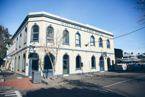 College Lawn Hotel - Accommodation Search 0