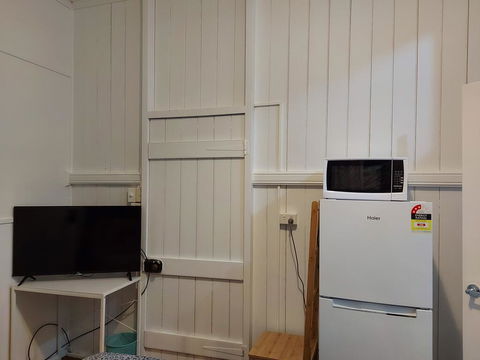 Comfortable Guest Room Closes To Emerald CBD - Accommodation Search 3