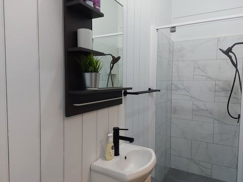 Comfortable Guest Room Closes To Emerald CBD - Accommodation Search 1