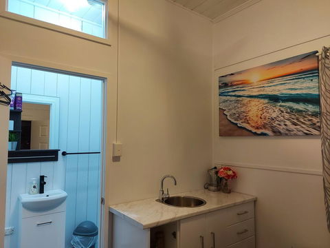 Comfortable Guest Room Closes To Emerald CBD - Accommodation Search 2
