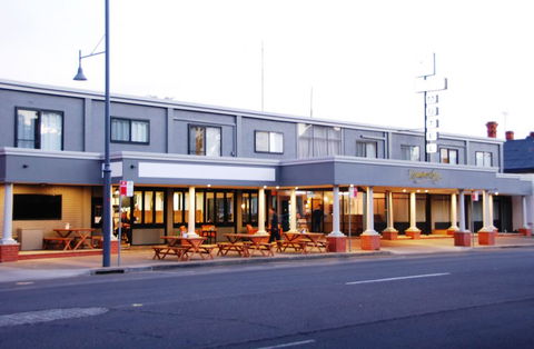 Commodore Motor Inn - Accommodation Search 0