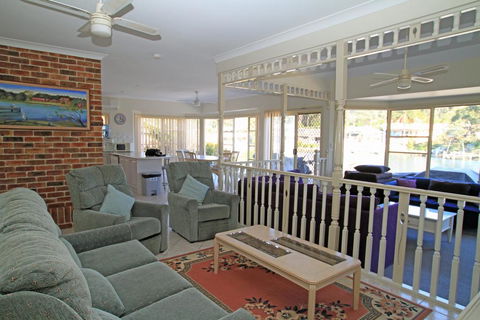 Cormorant Waterfront Home - Accommodation Search 2