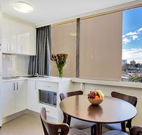 Cosmopolitan apartment at College St - Accommodation Search