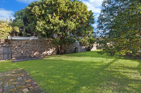 Cottage On James Circa:1855 - Modern Historic - Accommodation Search 3
