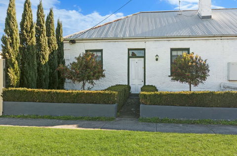 Cottage On James Circa:1855 - Modern Historic - Accommodation Search 2