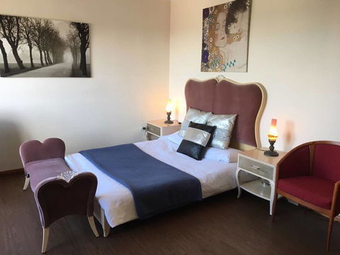 CozyStudioUnit In BeverlyHills (Train Accessible) - Accommodation Search 0