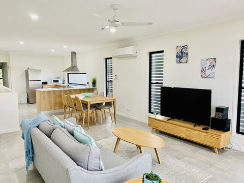 DAYDREAMING Airlie Beach, Water Views & Only 200m To Boardwalk. - Accommodation Search 0