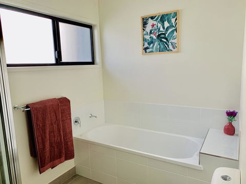 DAYDREAMING Airlie Beach, Water Views & Only 200m To Boardwalk. - Accommodation Search 3