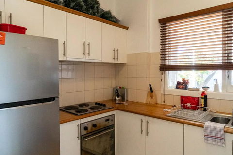 Delightful 3 Bedroom Apartment Near Chapel Street In St Kilda - Accommodation Search 2