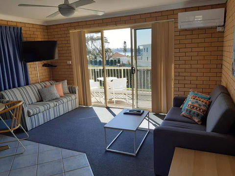 Dolphins Of Mollymook Motel And Fifth Green Apartments - Accommodation Search 3