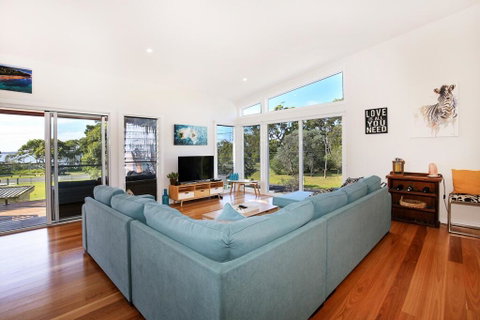 Eagleview - Pet Friendly - 4 Min Walk To Beach - Accommodation Search 0