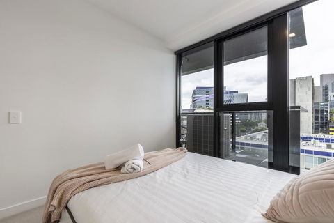 Elegant Apartment Mins Walk To Melbourne CBD - Accommodation Search 1