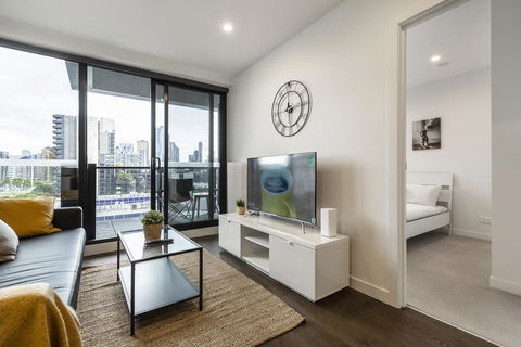 Elegant Apartment Mins Walk To Melbourne CBD - Accommodation Search 0
