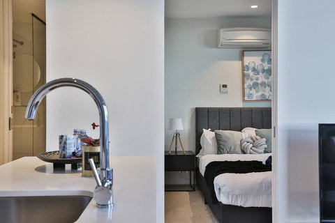 EQ TOWER Melbourne CBD APT - Accommodation Search 1