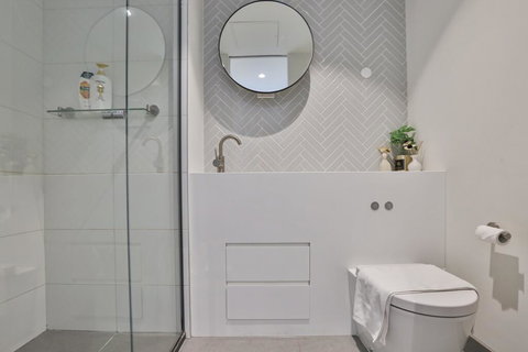 EQ TOWER Melbourne CBD APT - Accommodation Search 3