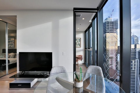 EQ TOWER Melbourne CBD APT - Accommodation Search 0