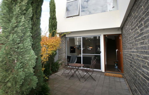 EROS City Fringe - Wifi, Wine, Netflix, Pets OK And Park Views! - Accommodation Search 3