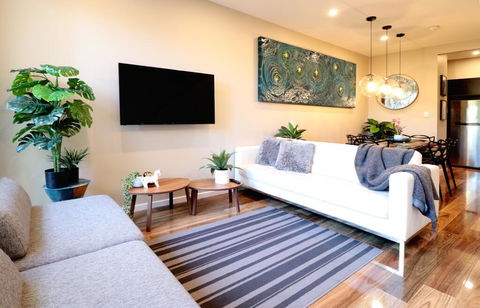 EROS City Fringe - Wifi, Wine, Netflix, Pets OK And Park Views! - Accommodation Search 1