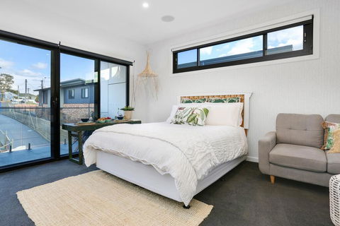 Eternity 141 - Room With Private Bathroom, Balcony Bed & Breakfast - Accommodation Search 2