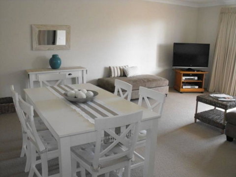 Fleur Court, Unit 9, 26-28 Head Street - Accommodation Search 3