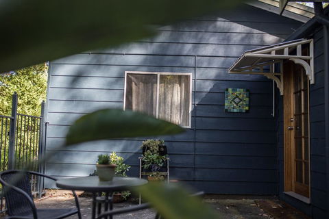 Funky Flat On Acreage - Accommodation Search 0