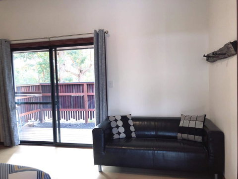 GRAPE JUICE STUDIOs 4km To Town And Surfers Point - Accommodation Search 1