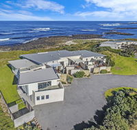 HEARN'S BEACHSIDE VILLA 1 - Accommodation Search